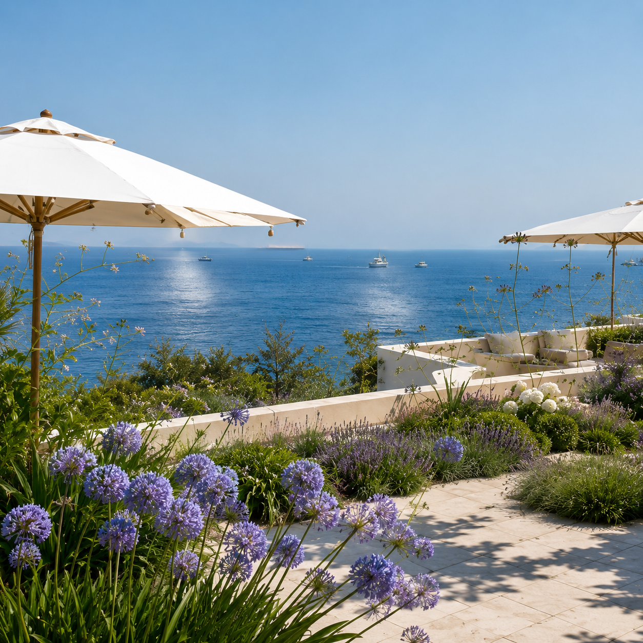 Terraza con sombrillas blancas junto al mar